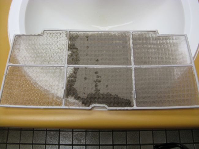 チェックインを済ませて部屋に、がエアコンを入れるとどうでしょう、ぱっと見機械は新しいのに冷えません、念の為とフィルターを見たらこんな感じに、始めは全面埃が付いていました。