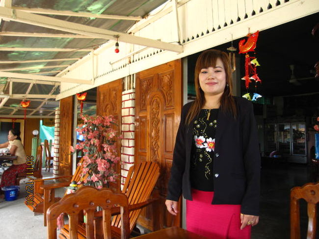 タイレストランに入ると店の奥からタイ人らしいマダムが出てきた。