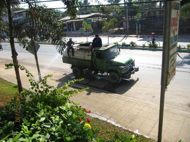 店の外では街路樹に水をやる放水車がやってきた。
