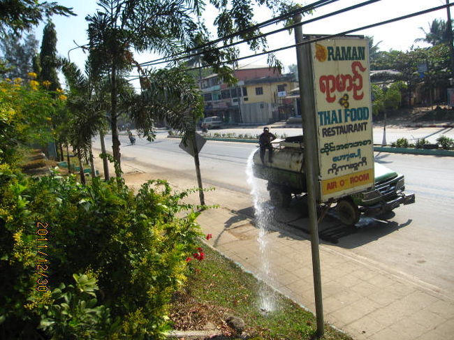 こうして街路樹に散水などするところは、ミャンマーも相当に進んでいる。