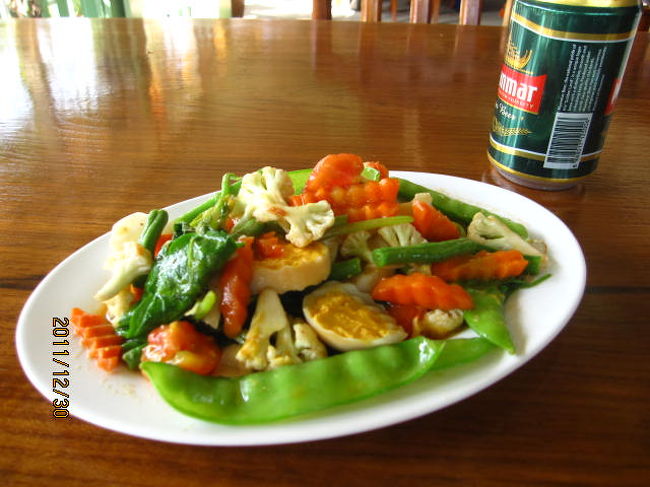 ハイ、お待たせしました。美味しそうなタイフードです。