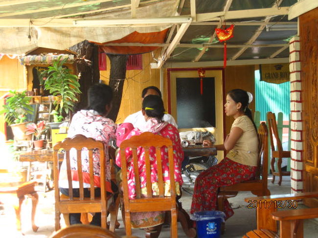 隣を見ると一つ先のテーブルではミャンマー人家族が昼食を取っている。