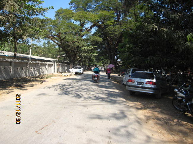 さてお昼も食べた。今度は裏通りを歩いてみよう。