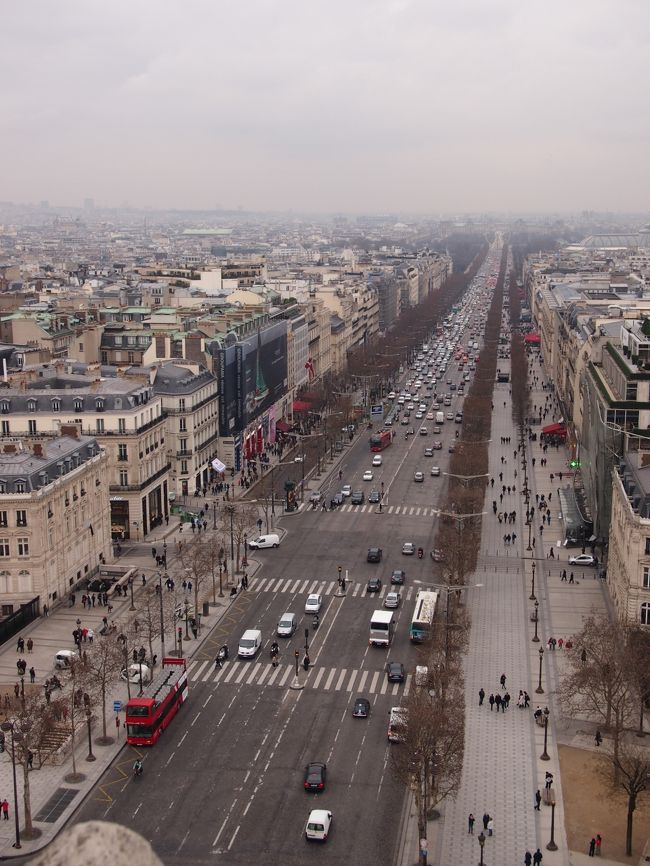 シャンゼリゼ通り〜。<br />奥にコンコルド広場の観覧車が見えます。