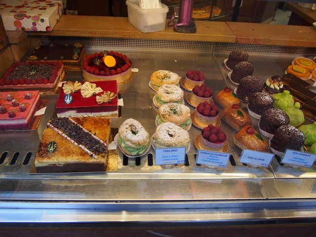 凱旋門からメトロ使ってエッフェル塔近くまで行ってもよかったんですが、せっかくだし歩きたいですよね〜。<br />歩いている途中でこんなおいしそうなケーキも見れましたし（笑