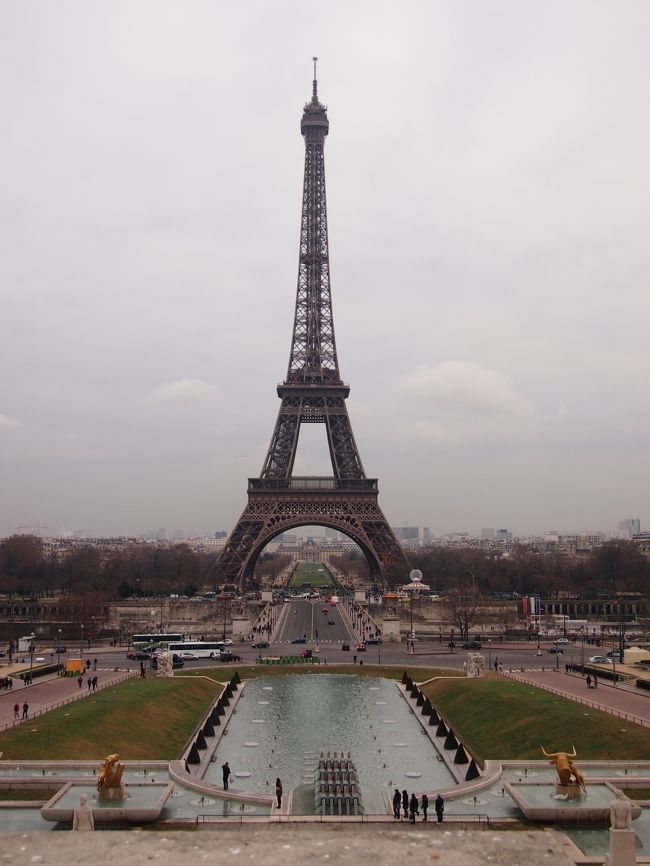 エッフェル塔ーーーーー！！！<br /><br />前回来た時は、晴れていたんですがものすごい逆光になってきれいに撮れなかったんですよね…。<br />今回は曇ってて残念だけど…ま、冬のパリらしい天気ってことで。