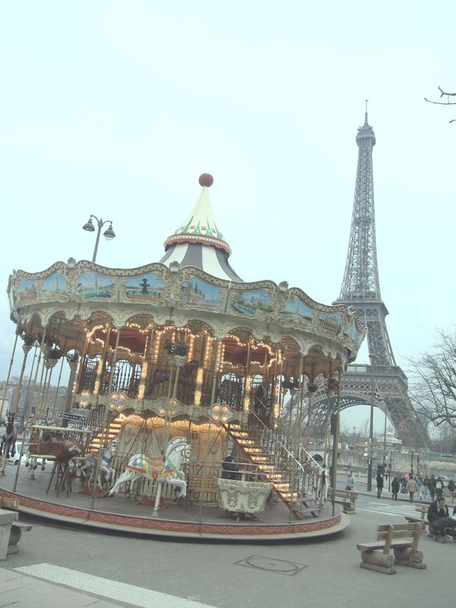 シャイヨー宮からエッフェル塔へ向かって行く途中でメリーゴーランドが！！<br />かわいいーーーーー！！！！！