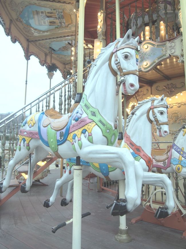 メリーゴーランドが可愛すぎてここで何枚も激写してました…。<br />そして、メリーゴーランドを撮るふりをして…