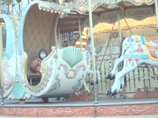 せっかく馬によじ登って乗れたのに、なぜか降り、そのまま馬車に乗ってました…（笑<br />理由は全く不明でしたが…。<br /><br />…そして、それも撮るっていう…ね。