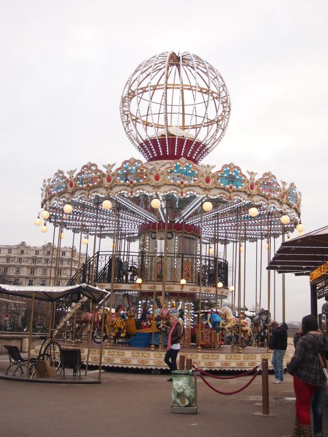 しゃいよー宮から橋を渡ったところで、もう一つメリーゴーランド発見。<br />…でも、さっきの方がレトロな感じがして好きだな〜…