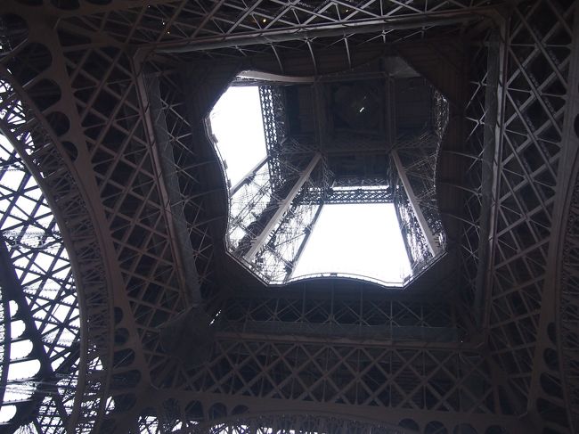 エッフェル塔の下。<br />前回来た時は真下通れたのに、今回は工事中で真下は通れませんでした…！残念！！