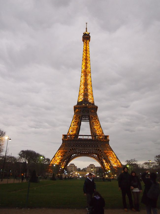 お土産物屋を物色しているうちに、エッフェル塔のライトアップが始まりました〜！<br /><br />ばしばし写真を撮っていると、こっちをチラチラ見ている10人ぐらいの観光人集団が…。<br />何かな〜と思っていたら、どうやら写真を撮ってほしかったらしく。<br />チラチラ見るぐらいだからシャイな人たちなのかと思いきや<br /><br />私が写真を撮ってあげる<br />↓<br />あなた達（←私達）の写真も撮ってあげるわよ！！と、おばちゃん<br />↓<br />どこから来たのか尋ねるとチリだと。仲のいい2家族でやってきた！と。君達は中国人？→いやいや日本人だよと返答<br />↓<br />なぜかテンションあがるチリ人家族達（笑<br />娘が「私知ってる日本語あるわ！『アイシテマス』ってI love youって意味でしょ！？((o(´∀｀)o))」と言えば、負けじとお母さんが「私も知ってる！！『カンペー』！！！」（乾杯と言いたかったようです・笑）<br />↓<br />乾杯ってスペイン語で何て言うの？とこちらも聞き返し、その後は別れるまで<br />チリ人家族「カンパーーイ！！」（←発音教えた<br />私達「サルッ！！！」（って言ってたような気がする…<br />…と、なぜか乾杯合戦してました（笑<br /><br />こういう日本にいたら一生で会わないような人たちと会えるのも、旅の楽しいところですよね。