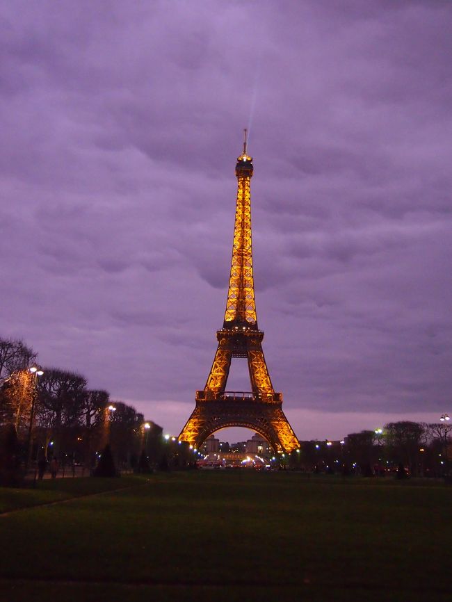 どんどん暗くなり、オレンジの色が映えてきました。<br />そして、エッフェル塔の先からビームが…（違