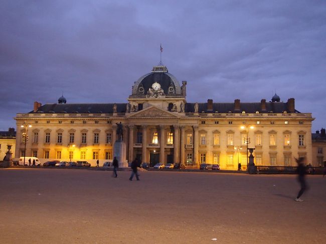 旧陸軍士官学校もライトアップ。