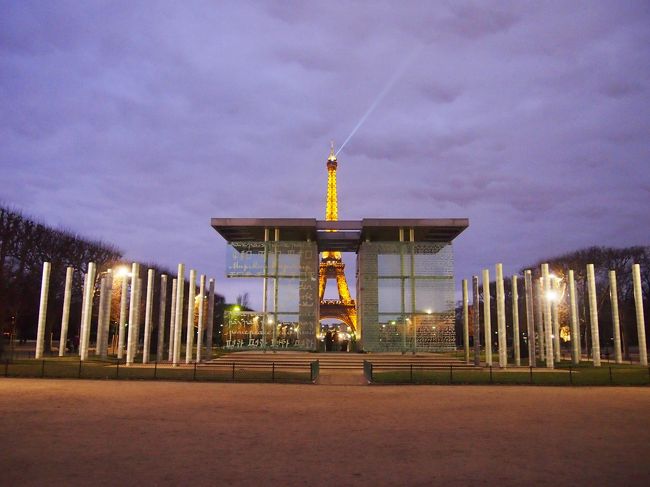 平和の壁ごしにエッフェル塔。