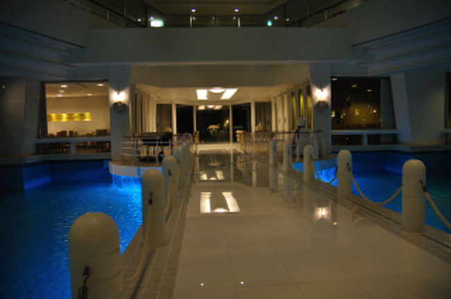 綺麗なホール、結婚式も行えるようになっている。