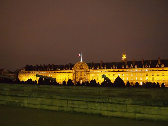 グルネル大通りを進み、軍事博物館前へ。<br />この奥に、ナポレオンが眠るアンヴァリッドがあります。