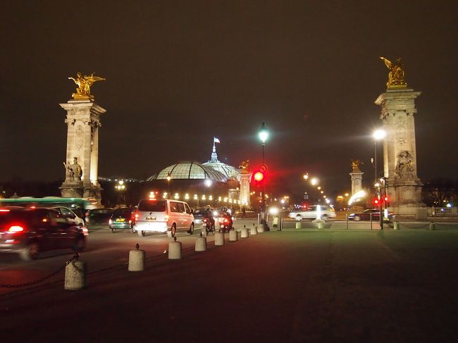 アレクサンドル３世橋きたよ！！<br />前回来た時、豪華すぎるこの橋に度肝を抜かれたのを覚えてます。<br />そして、その時は知らなかったんですが、この右側の柱の付近で指輪詐欺のおばちゃんに話しかけられたという思い出が…（笑