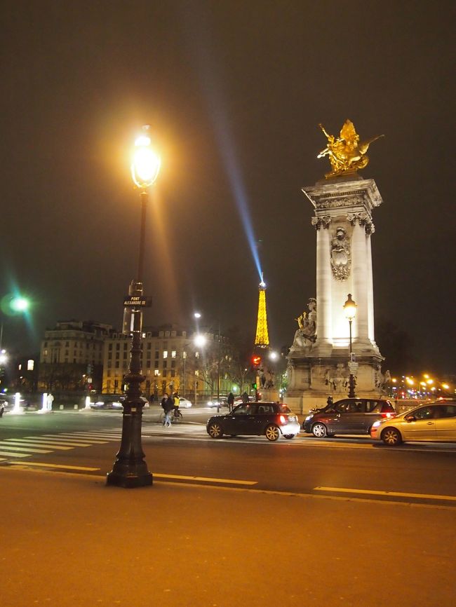 アレクサンドル3世橋の彫刻とエッフェル塔。