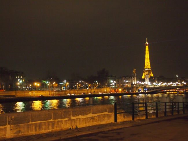 セーヌ河沿いを進み、コンコルド広場へ向かいます。