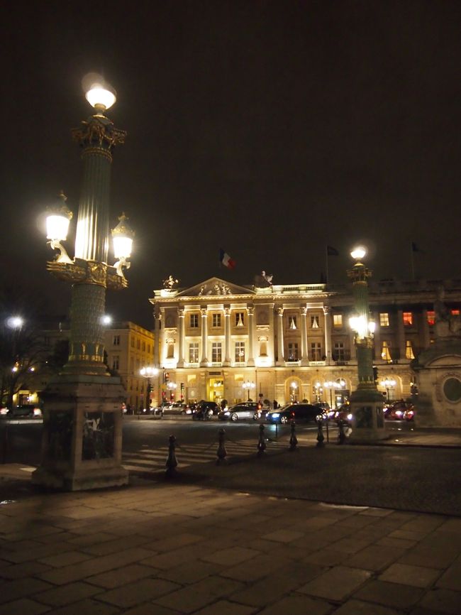 有名なクリヨン。きっと泊まることは無いでしょう…（笑<br />ホテルマンのおじさん２人がホテルの入り口付近に立ってたんですが、制服のかわいさにおじさん２人の恰幅の良さがあいまって、なんだかすごく可愛かったです（笑