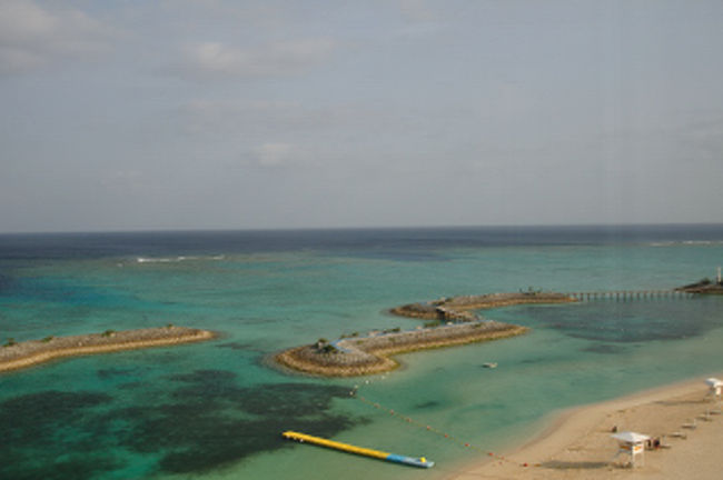 同じく東側から見える海。コントラストがいい。
