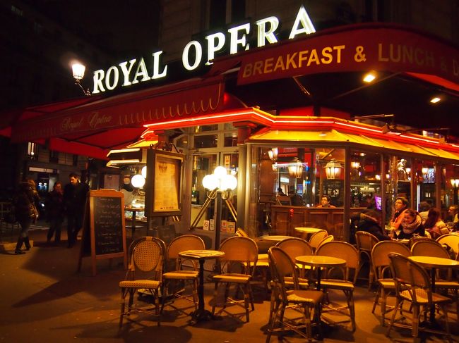 晩御飯をどうしようか悩みに悩んだ挙句、前回オペラ座付近に泊まった時に、オペラ大通りに日本語メニューもある店があったことを思い出しそこへ行ってみました。<br />お店の名前は『ROYAL OPERA』。オペラ座付近を散策したことのある方なら見たことあると思います。ツーリストオフィスのすぐ近くですし。