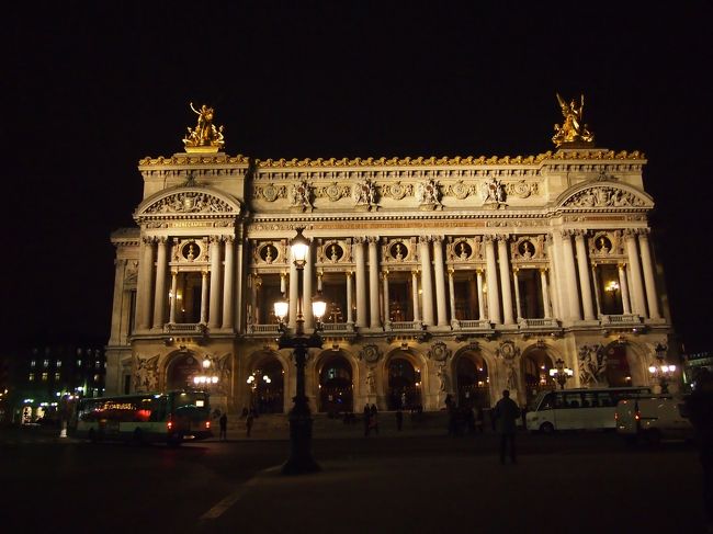 晩御飯をどうしようか迷いつつ、オペラ座前に到着。昼見ても夜見ても美しすぎます…！！