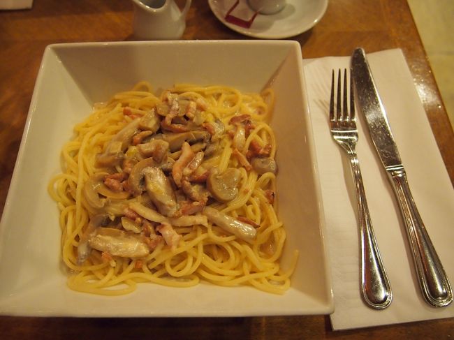 料理のお値段も、夜にしてはお手頃？かな？？<br />ノルマンディー風スパゲッティーで14ユーロでした。味も美味しかったです！<br />…と、言いつつ塩っ気とパンチが足りなくて、塩と胡椒何度かふっちゃいましたが…<br /><br />二日目の旅行記はこれで終了です！<br />長い（割に中身が薄いですが…）旅行記をここまで読んで下さり、ありがとうございましたーーーーー！！！！！