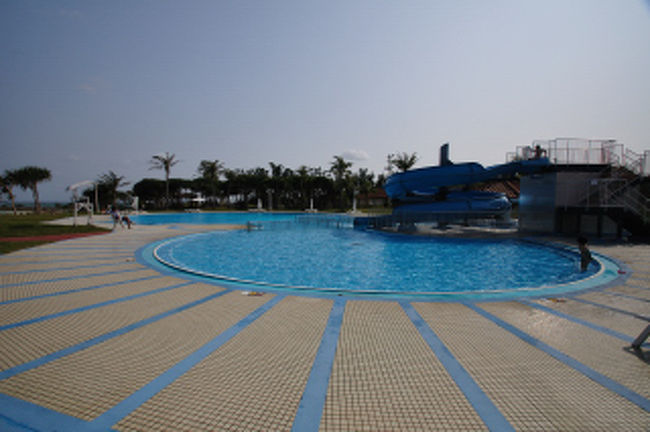 ホテルのプール。泳ぐにはまだ早そう。<br />手入れがよく行き届いている。