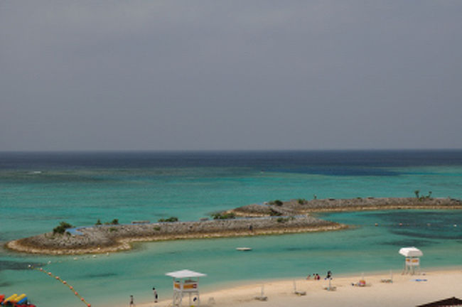 ホテルビーチ遊泳エリア。夏本番でこれだったら干潮時には狭すぎるだろう。