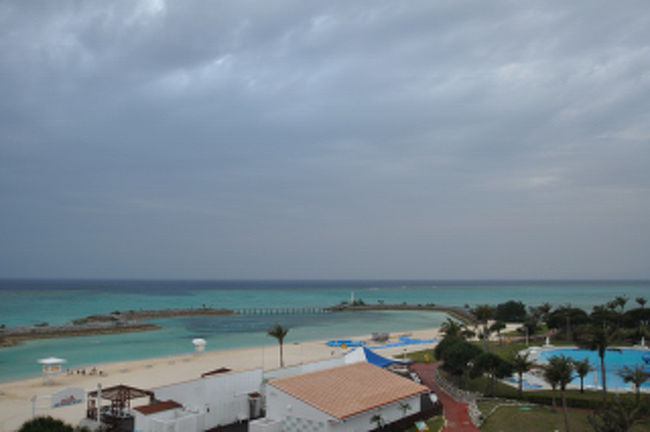 やはり海もプールも冷たくて一旦部屋に引き返す。右手がプール。昼から再度挑戦することにする。ところが空は曇り小雨がぱらつき始めたので中止。孫はゲーム、私は読書。