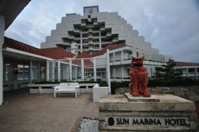 三日目、今日は美ら海家族号（観光バス）で水族館へ行く。空はどんよりと曇り今にも雨が降りそうで、しかも不吉な風が吹いている。それでホテル正面玄関からタクシーで集合場所のリザンシーパークホテルに向かう。