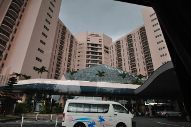 途中いくつかのホテルに立ち寄り、マリオットホテルについた頃は雨風がすごい。大丈夫か今日は。