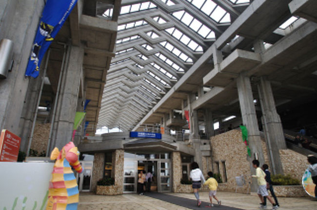 水族館入口にようやく着きました、強風が吹き付ける。ガイドさん早く中へ入れてくれ。