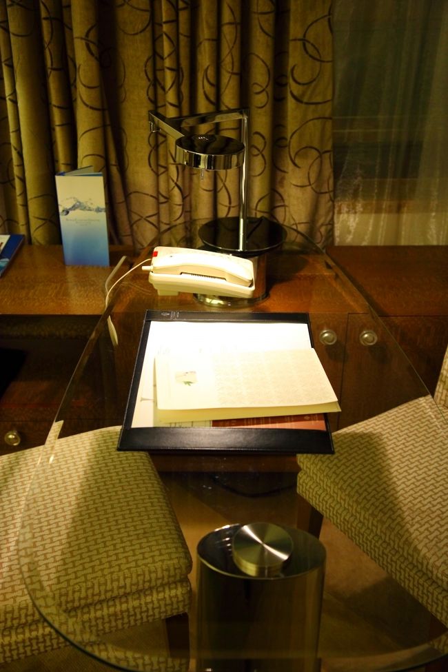 机です。透明です。オシャレですね。