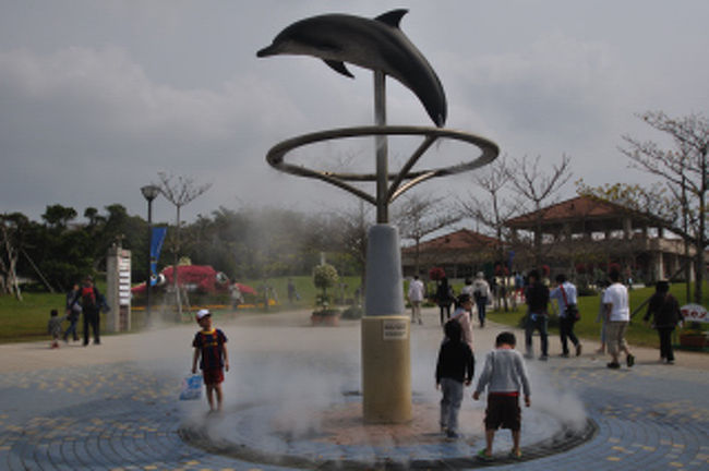 何やら出ていた正体はミストでした。暑い日は気持ちがいいだろうが、今日はいらない。だが子供たちには人気。