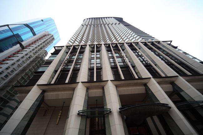 下からの眺め。高いビルです。