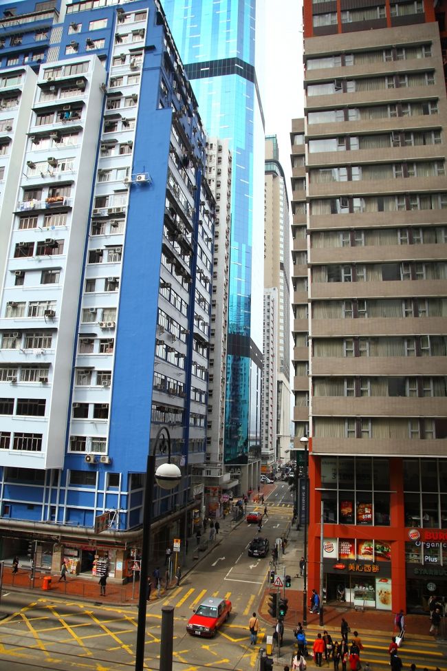 炮台山駅付近から、ホテル方向を見たもの。炮台山駅から、このビルの間を抜けると、ホテルに着きます。