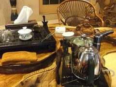 マッサージ森林。お茶のサービスはすごく小さな白いコップをピンセットではさんで置いてくれる。