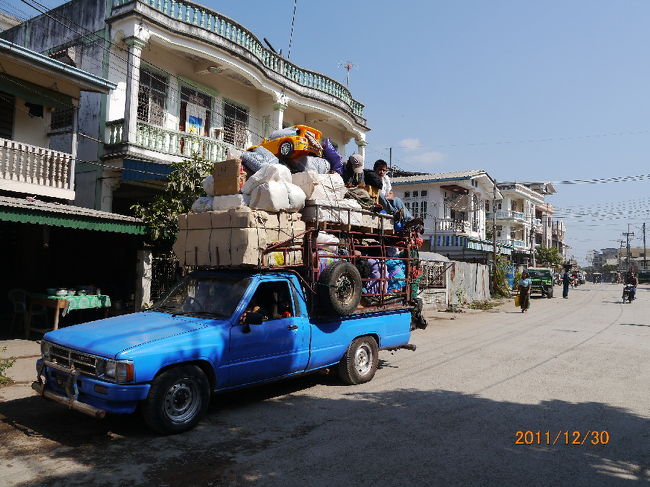 タイレスで食事をした後は、裏通りを歩いて税関まで戻る。