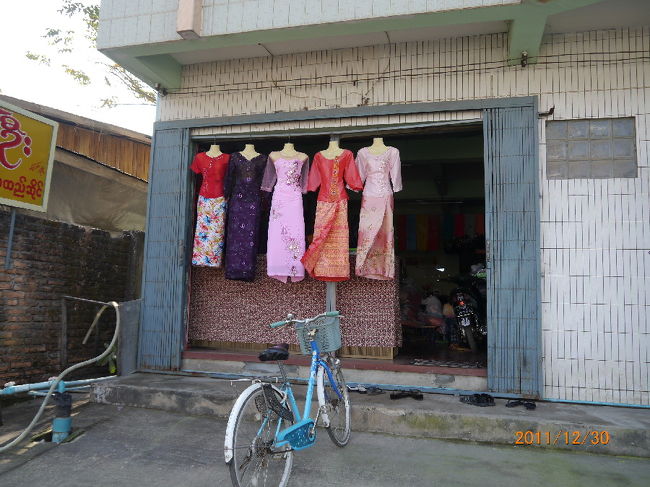 ちょっとした小売店なそもある。