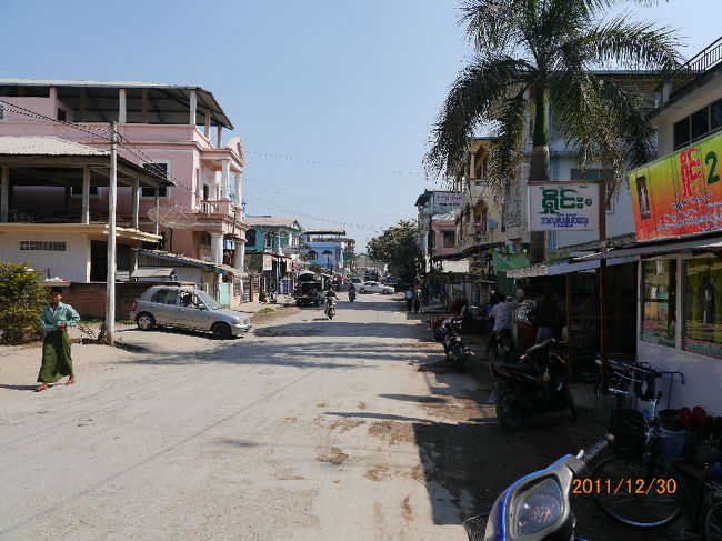 数年後に来たらこの裏通りも素晴らしい街並みに変貌しているかも知れない。