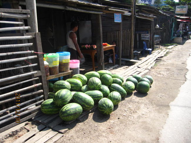 スイカが今シーズンなのか沢山山積みされていた。