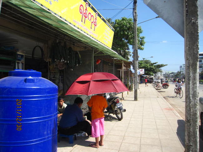 さて又大通りに出た、税関も間もなくだ。