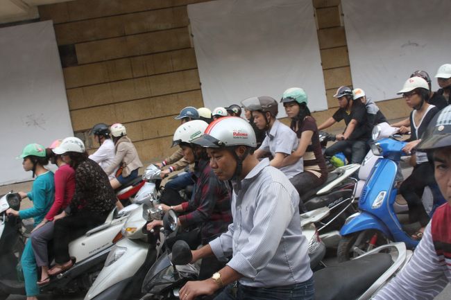 車も多かったがバイクは特別多い。125CCクラスのスクーターが主流だが、庶民の足である。