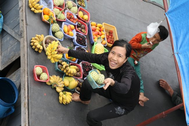 親子で果物を売りに来た。バナナなど見た目は良くなかったが甘かった。