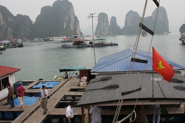 水上の生簀。クルーズの途中に寄り、希望の魚があれば調理してくれる。魚は新鮮でおいしかったが、食材が貧弱。少ない。