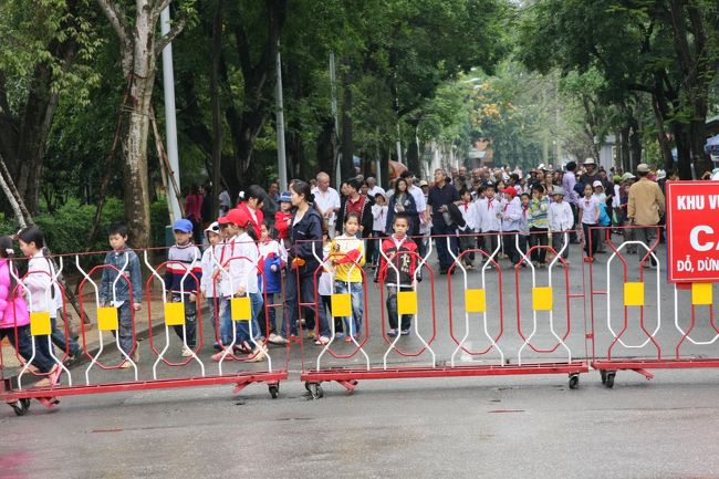 雨が降り、緑がきれいになった。昨日は曇りであったが、スモッグだか、砂埃だか、町全体が埃っぽかった。