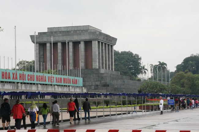 ホーチミン廟　まだ生きているかのような蝋人形風　遺体が安置されている。兵士が多く詰め、カメラ類も禁止。地方からの訪問団。小学生らなど行列をなしていた。